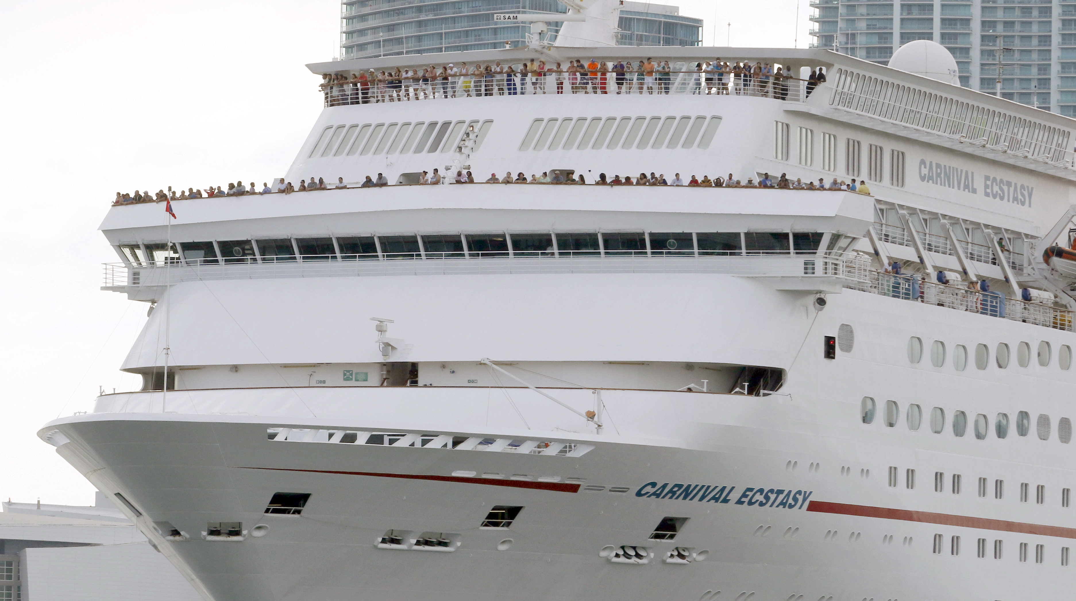 man jumps off carnival cruise ship