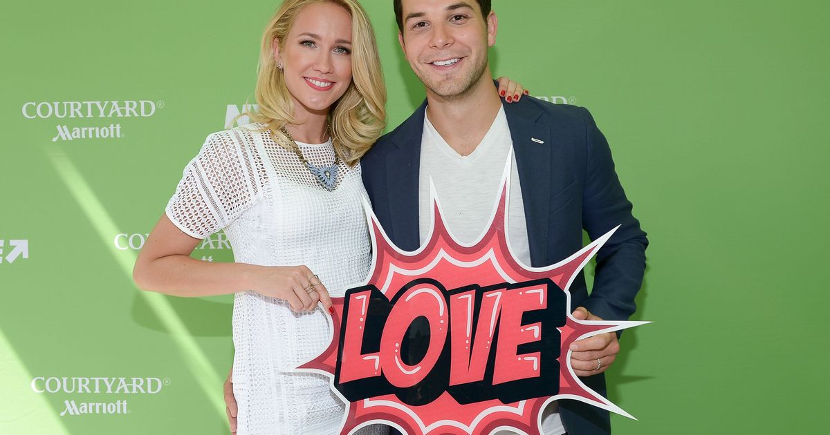 Pitch Perfect Co Stars Anna Camp And Skylar Astin Tie The Knot Huffpost Entertainment