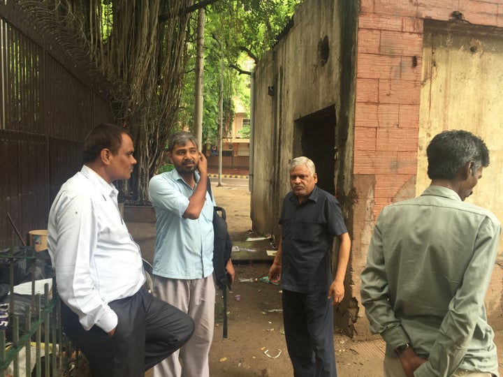 AIKMM advocates meeting with ragpickers at waste collection site set to be demolished by NDMC. Delhi, India