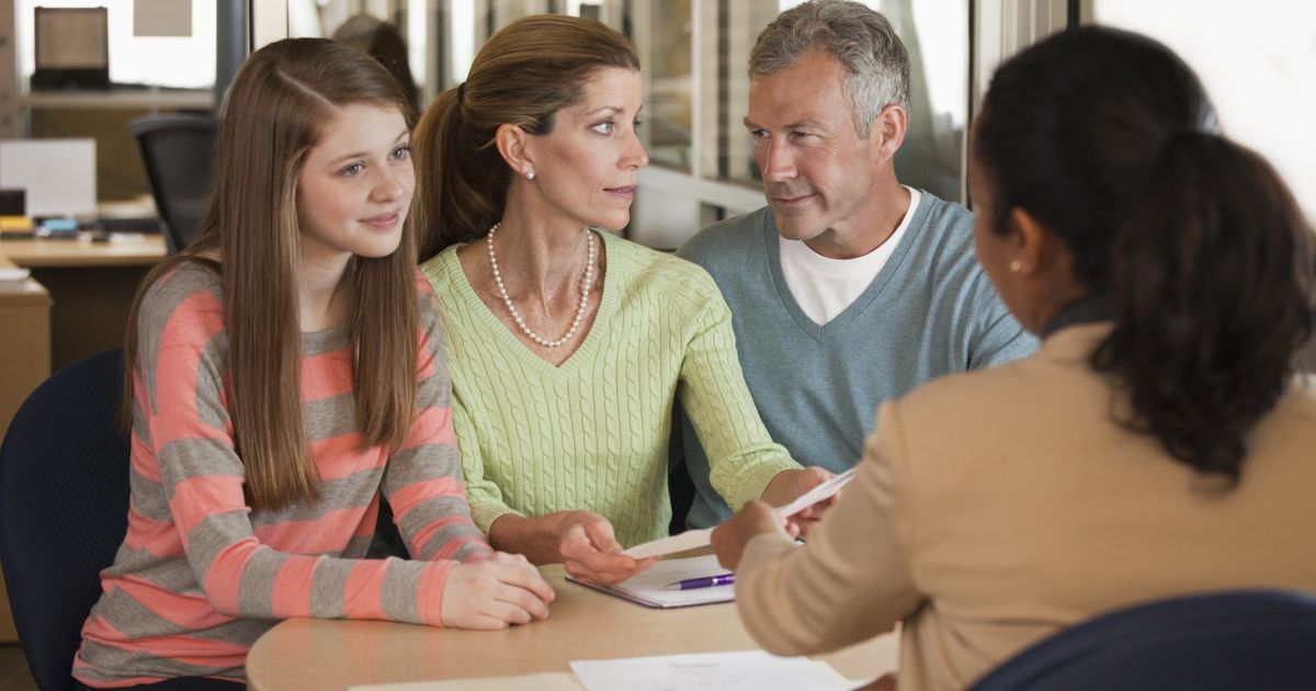 Talking to this. Обсуждение в семье. Дискуссия в семье. Дискуссия родителей. Parents talking with.