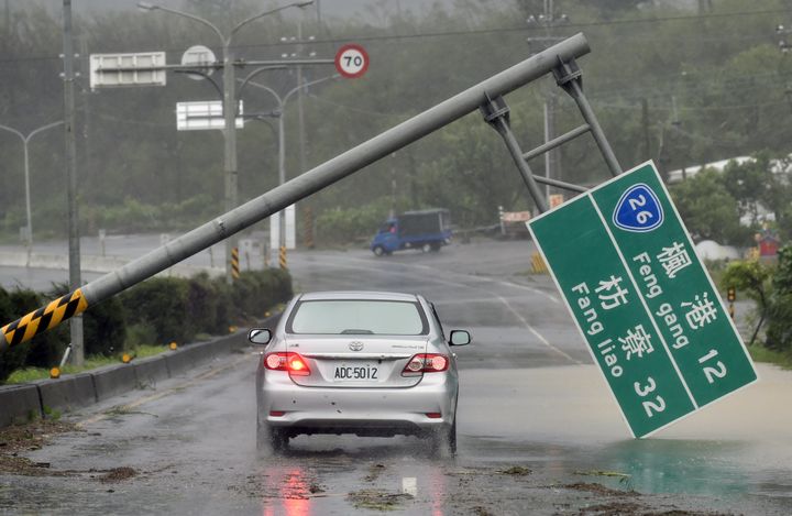 Super Typhoon Meranti brought strong winds and rain to southern Taiwan on Wednesday.