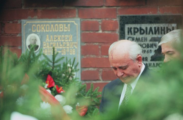 Gorbachev says goodbye to his wife at her funeral in 1999.