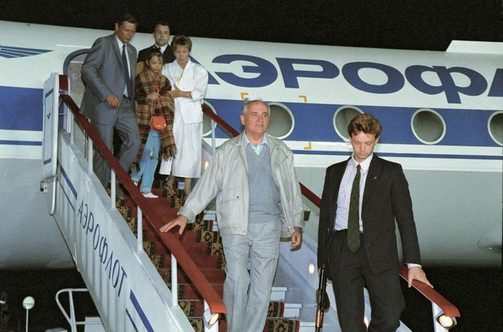 Mikhail Gorbachev and his family returning to Moscow after spending three days under house arrest in 1991. 