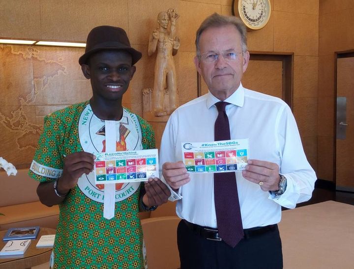 Ebenezar Wikina & DG Michael Møller endorsing the Port Harcourt Global Shapers Hub's #KnowTheSDGs Campaign & KIR Foundation's #LeaveNo1Behind
