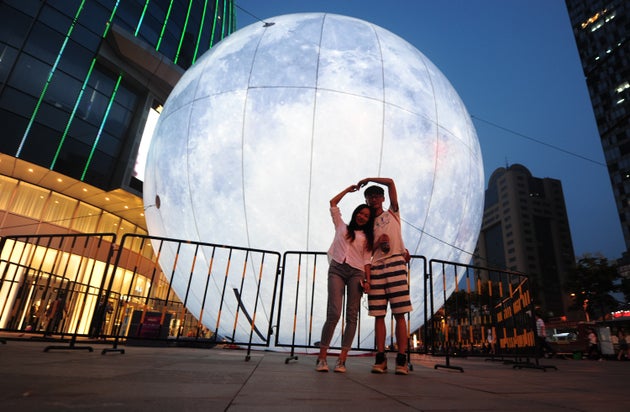 moon balloon causes chaos on the streets of fuzhou china