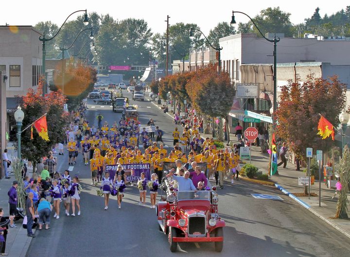 The Sumner Spartans parade down main street for homecoming
