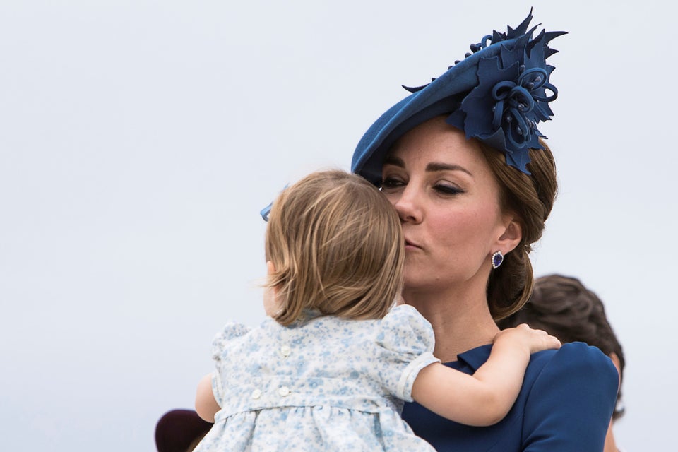 Princes kate. Фотография капризничающей принцессы Шарлотты. Виде с принцессой Шарлоттой.