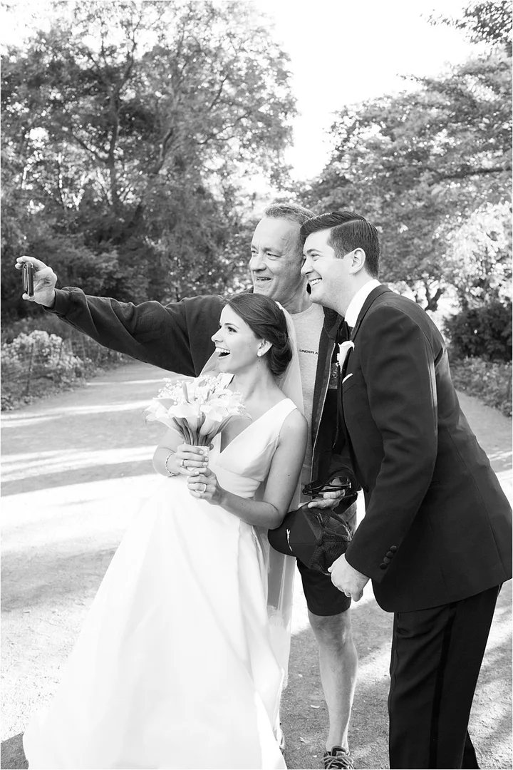 通りすがりのトム ハンクス 結婚式の記念撮影に乱入 動画 画像 ハフポスト Life 通りすがりのトム ハンクス 結婚式の記念撮影に乱入 動画 画像 ハフポスト Life