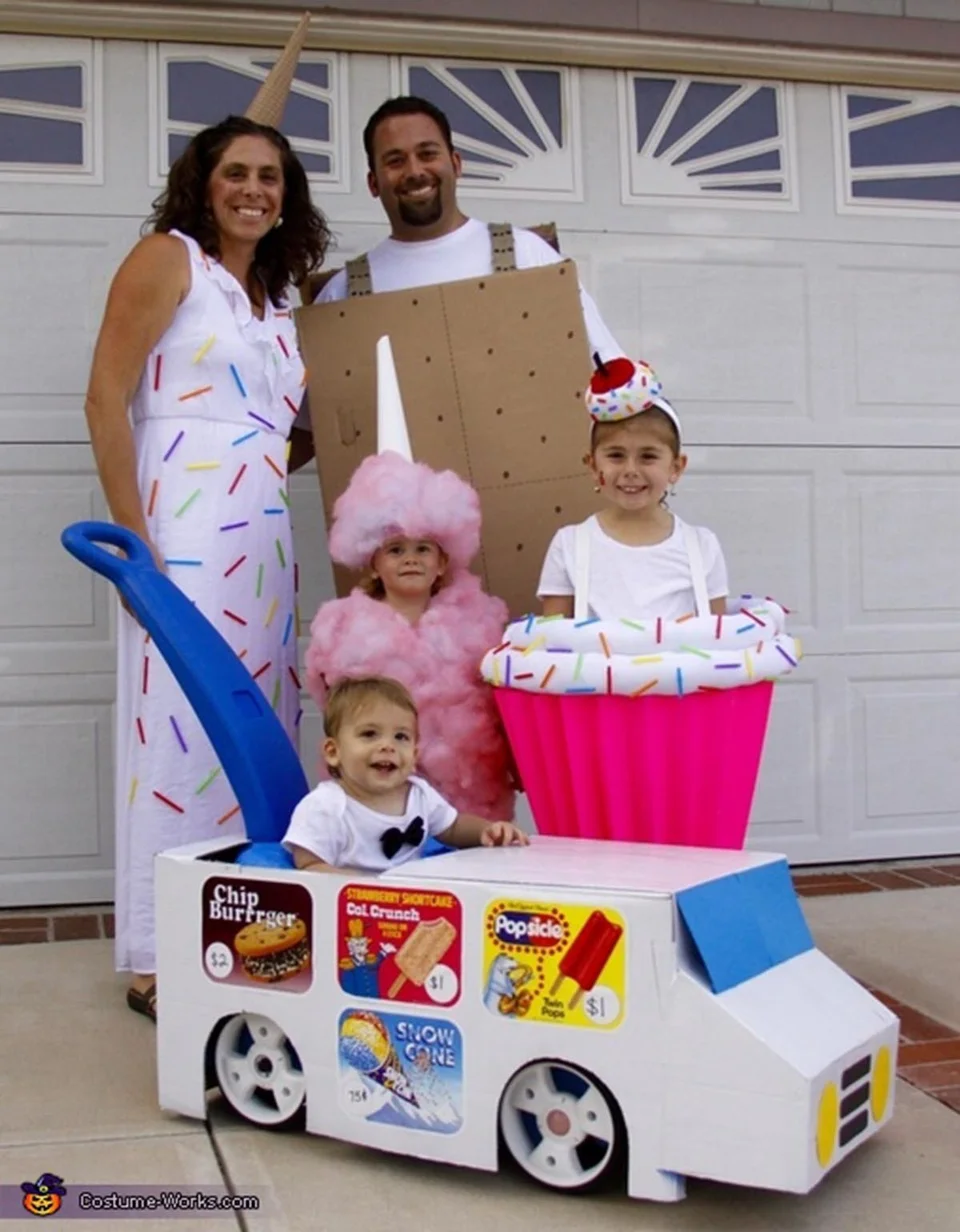 59 Family Halloween Costumes That Are Clever, Cool And Extra Cute | HuffPost Life 59 Family Halloween Costumes That Are Clever, Cool And Extra Cute | Huffpost Life