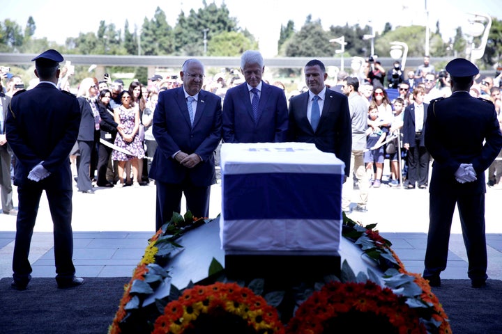 Former US President Bill Clinton (C), Israeli President Reuven Rivlin (L) and Knesset chairman Yuli Edelstein (R) stand in fr