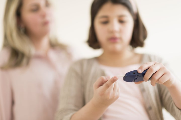 The newly FDA-approved device is the first to automatically deliver insulin to patients with type 1 diabetes when they need it -- which means a lot fewer finger pricks to monitor blood sugar levels.