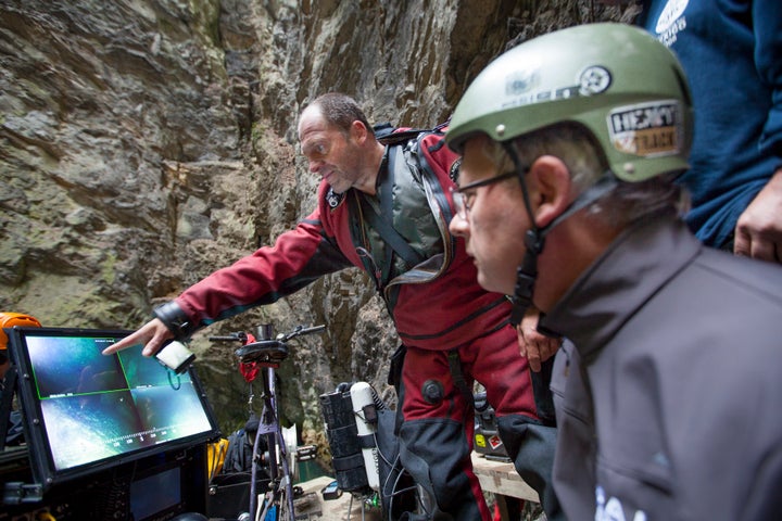 Krzysztof Starnawski (left) and Bartlomiej Grynda check the progress of the ROV.