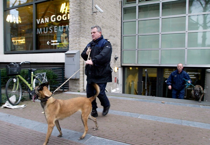 <strong>Police outside the museum at the time of the thefts</strong>