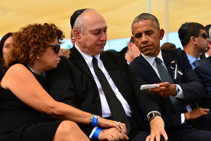 President Barack Obama sitting next to Chemi Peres at Peres' father's funeral.