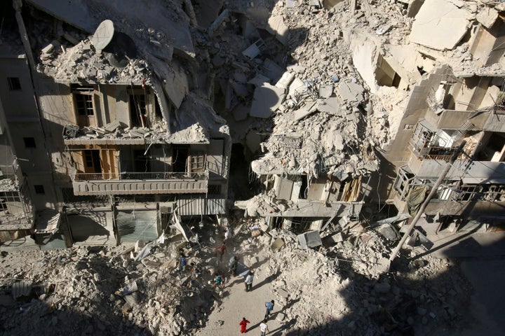 People dig in the rubble in an ongoing search for survivors at a site hit previously by an airstrike in the rebel-held Tariq al-Bab neighborhood of Aleppo, Syria, September 26, 2016