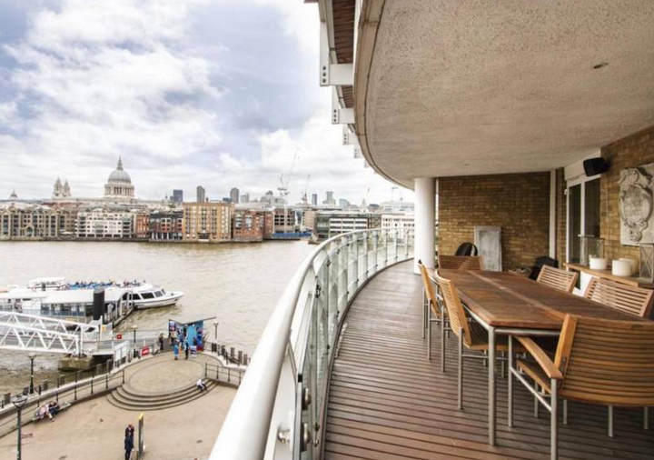 <strong>A couple are offering free rent at this London apartment in exchange for 'grandma sitting' duties</strong>