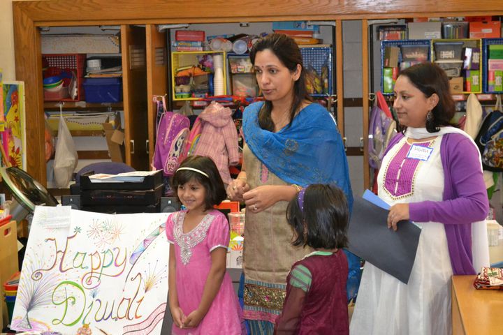 Classroom parents present to students about Diwali
