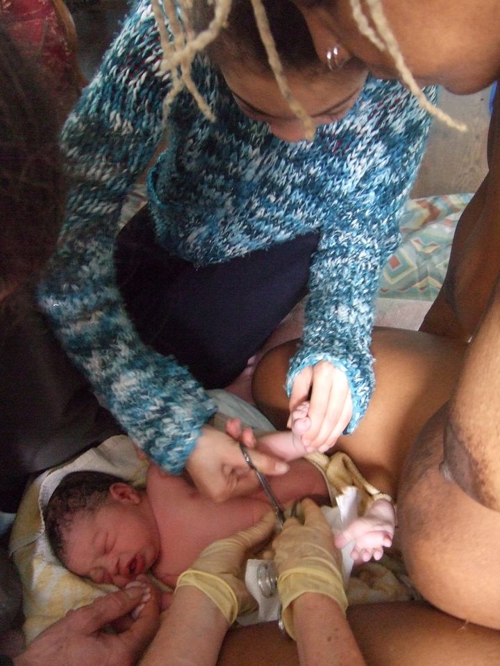 India cutting the umbilical cord on her brother Saxon. 
