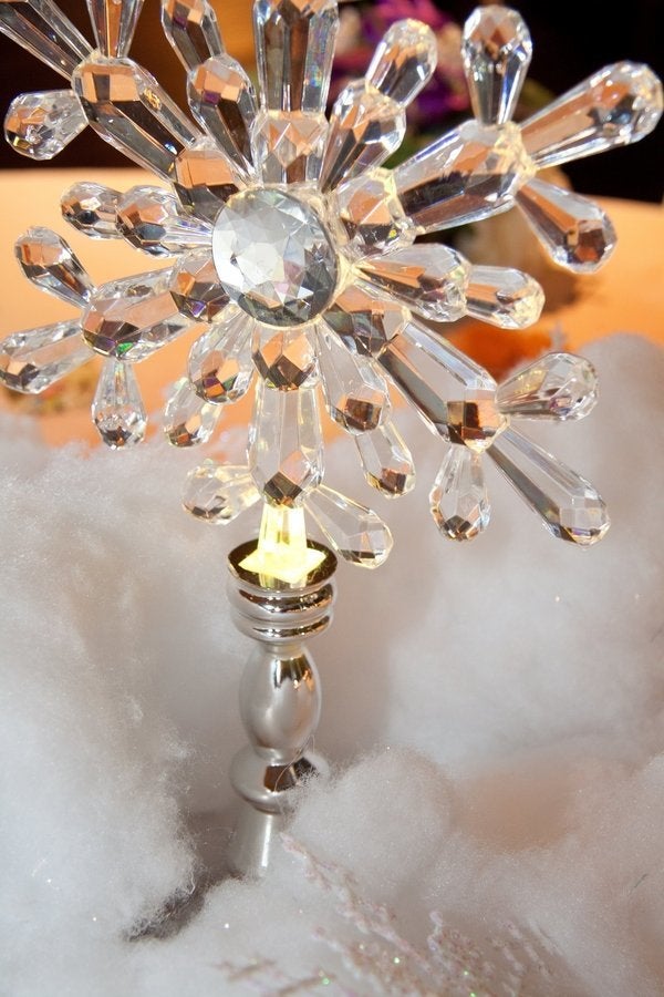 "Frozen" table featuring a snowflake centerpiece. 