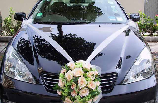 wedding car decor flowers bouquet. car decoration flowers wedding Stock  Photo - Alamy