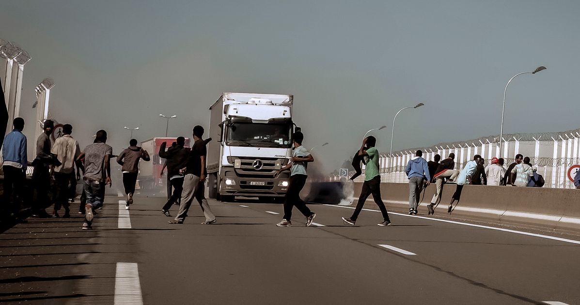 Европа нападение. Мигранты в Европе. Нападение мигрантов во Франции. Иммигранты в грузовиках. Иммигранты громят автомобиль.