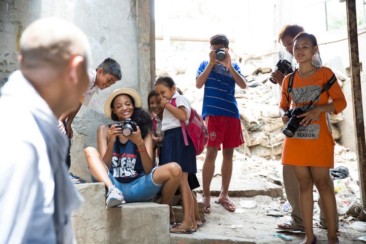 Beauty for Freedom founder, Monica Watkins, showing the kids photos during the photography workshop at Shanty Town Spirit