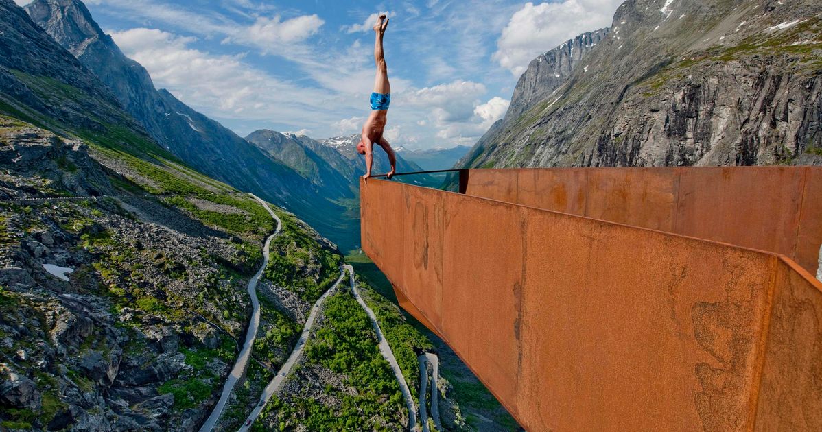 Extreme picture. Эскил Роннингсбаккен. Эскил Роннингсбаккен экстремальное балансирование. Стоять над пропастью. На краю пропасти.