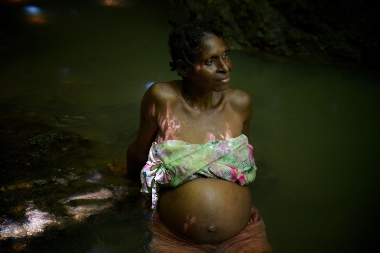 Sibilato, a nine-months-pregnant Kosua woman. Bosavi region, Southern highlands, Papua New Guinea.