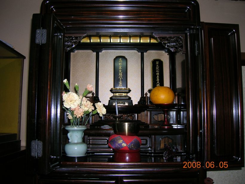 An ancestor altar in household