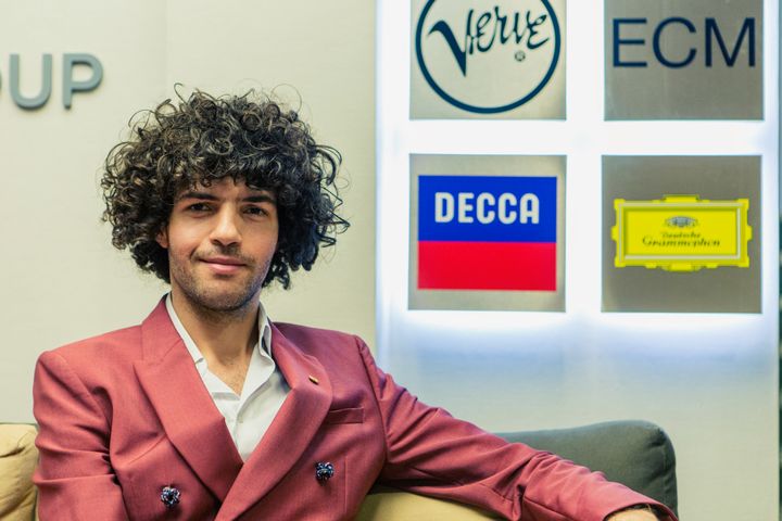 "OK -- the hair is ready, the curls are beautiful. With my coif now set and ready, I'm signing my contract with Universal Music/Deutsche Grammophon. Every musician's dream is to record albums for this prestigious "yellow" label. Today, my dream came true!"