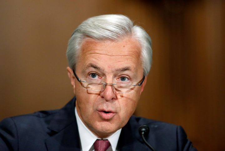 Wells Fargo CEO John Stumpf testifies before a Senate Banking Committee hearing on the firm's sales practices on Capitol Hill in Washington, U.S., September 20, 2016. (REUTERS/Gary Cameron/File Photo)