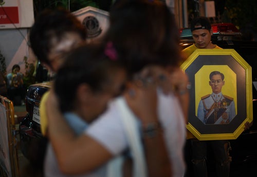 プミポン国王の死に、タイ国民は沿道を埋め尽くして悲しみにくれた