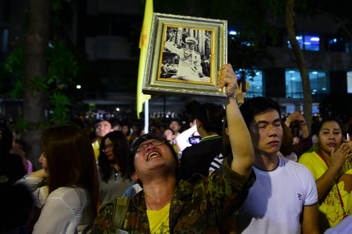プミポン国王の死に、タイ国民は沿道を埋め尽くして悲しみにくれた