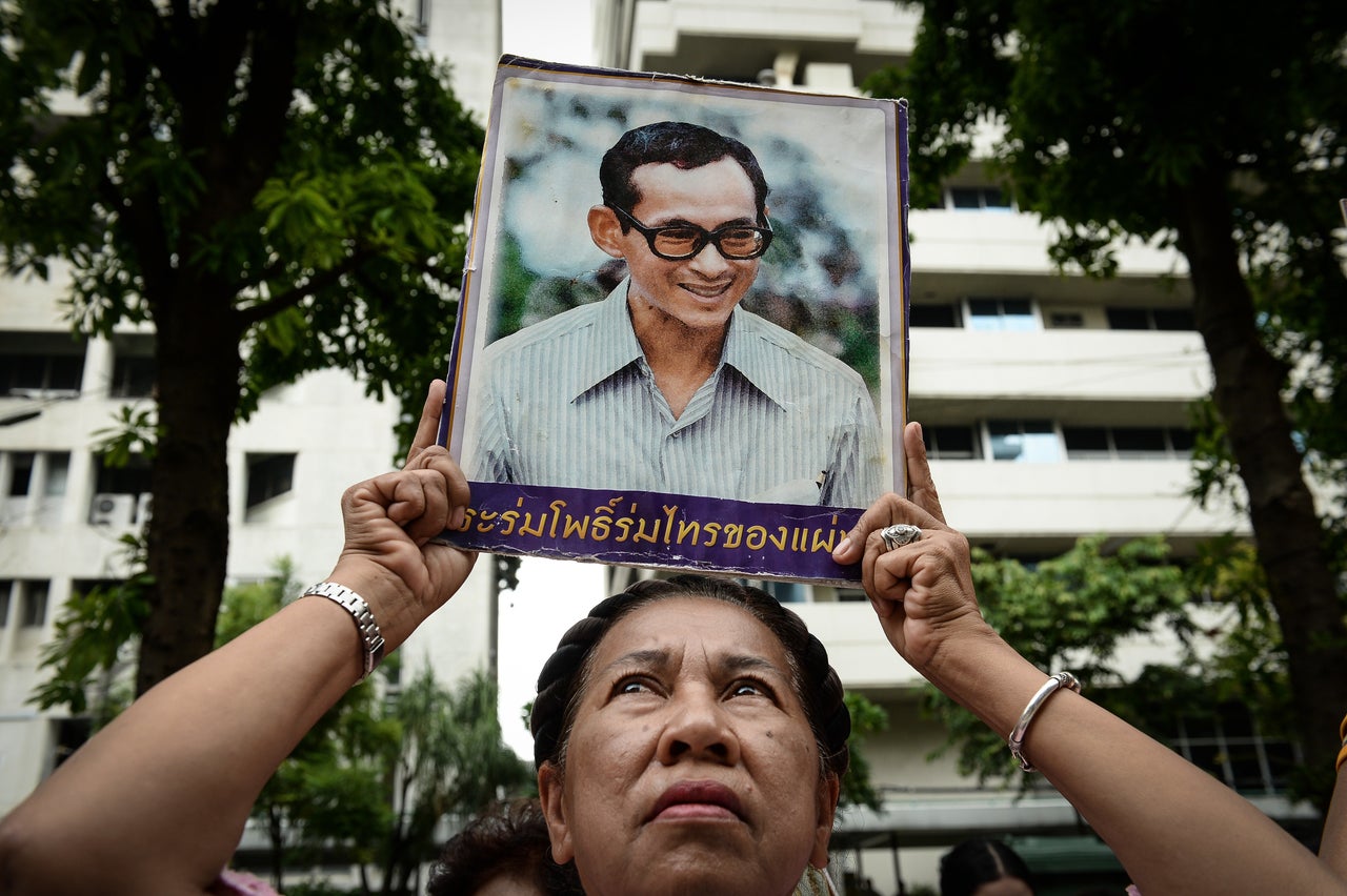 プミポン国王の死に、タイ国民は沿道を埋め尽くして悲しみにくれた