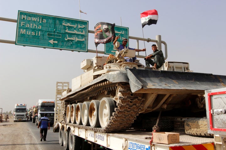 A convoy of Iraqi security forces advances on the outskirts of Mosul, to fight against Islamic State militants, in Kirkuk, Ir