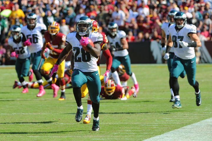 Philadelphia Eagles running back Wendell Smallwood returns a kickoff for a touchdown in the second quarter.