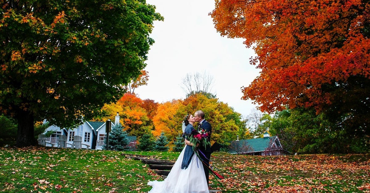 21 Romantic October Wedding Photos That'll Make You Fall Hard ...