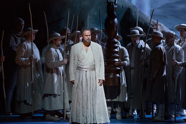 Gerald Finley in the title role with the Met chorus in "Guillaume Tell"