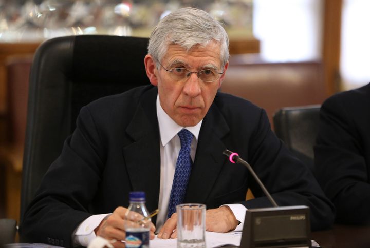 Ex-home secretary Jack Straw has backed plans to check the teeth of child refugees to verify their age
