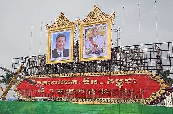Chinese President Xi Jinping alongside Cambodian King Norodom Sihamoni in Phnom Penh