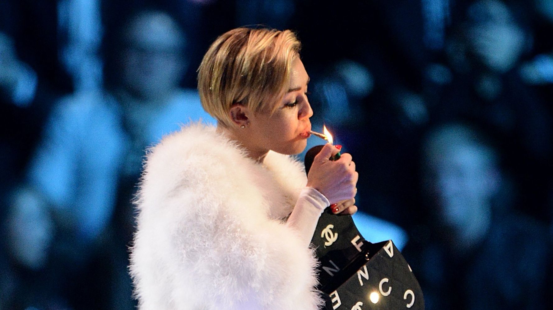 Майли сайрус doctor. Майли Сайрус, Ema Awards, Амстердам, 2013. Майли Сайрус поет. Miley Cyrus поет. Miley Cyrus she is coming.