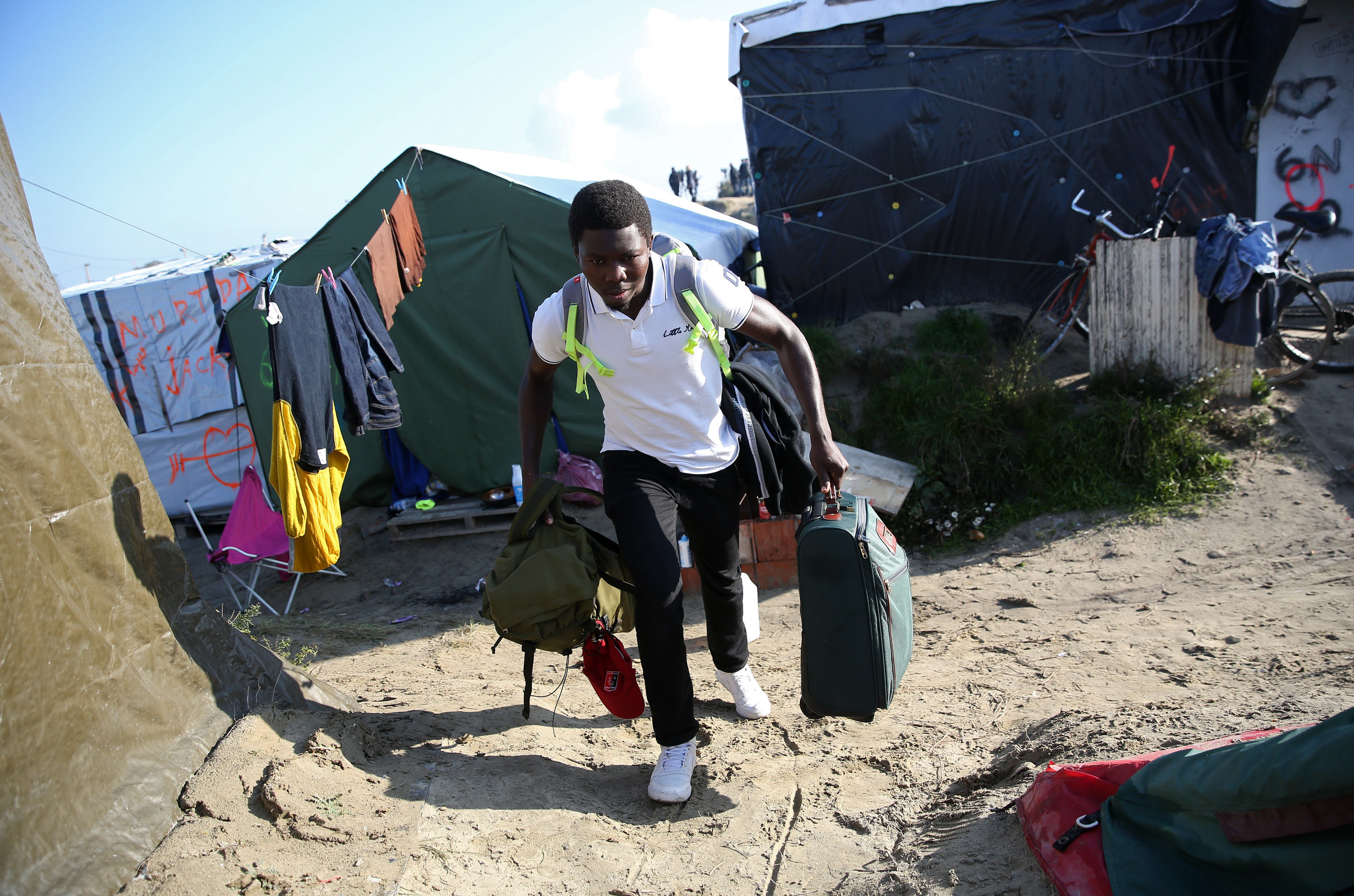 17 Dramatic Pictures As The Calais 'Jungle' Is Demolished | HuffPost UK ...