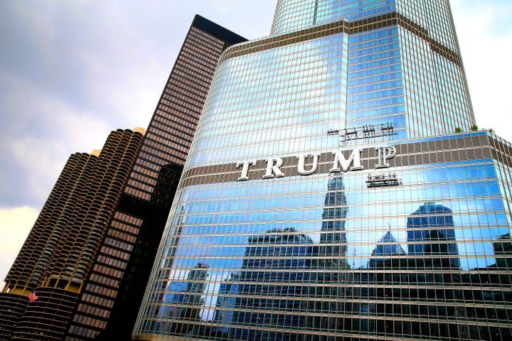 Workers affix the final letter onto Trump Tower Chicago in 2014.