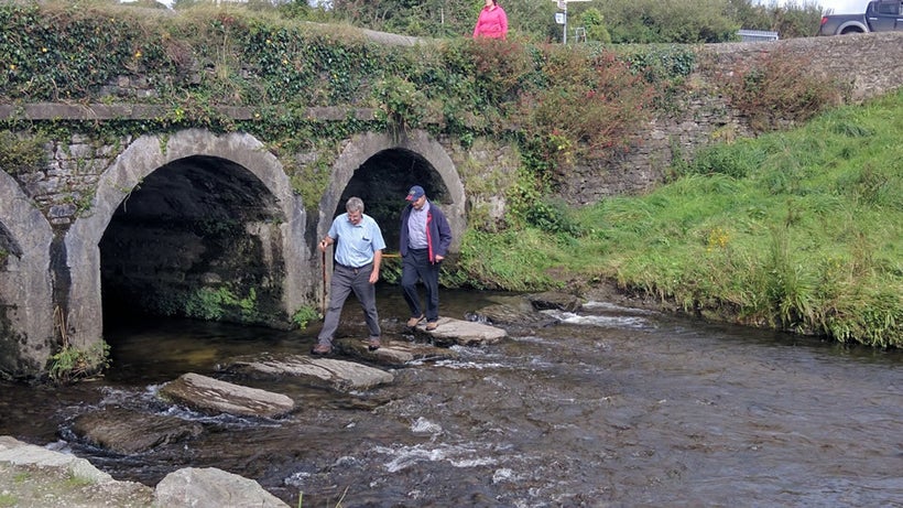 Hikers approach the Ilen River