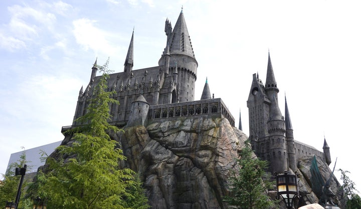 Hogwarts school of witchcraft and wizardry где находится