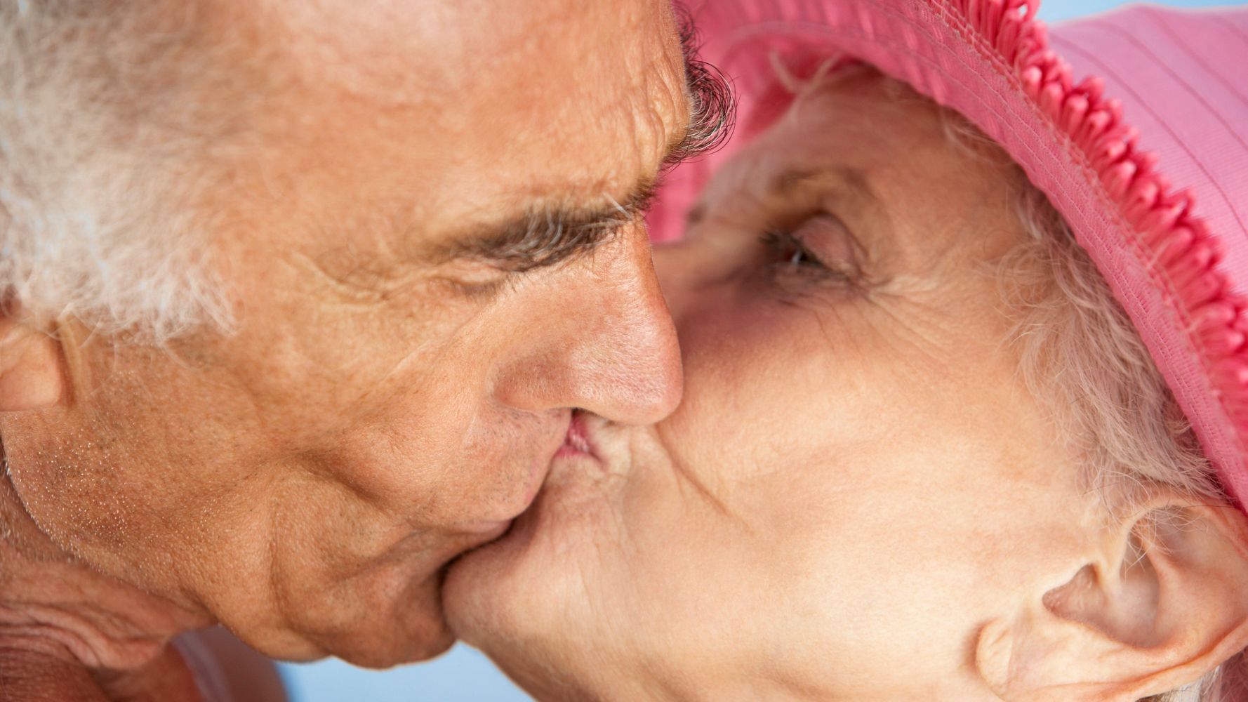 Бабушке с кончиной. Поцелуй бабушки и дедушки. Поцелуй пожилых. Бабушка поцелуй.