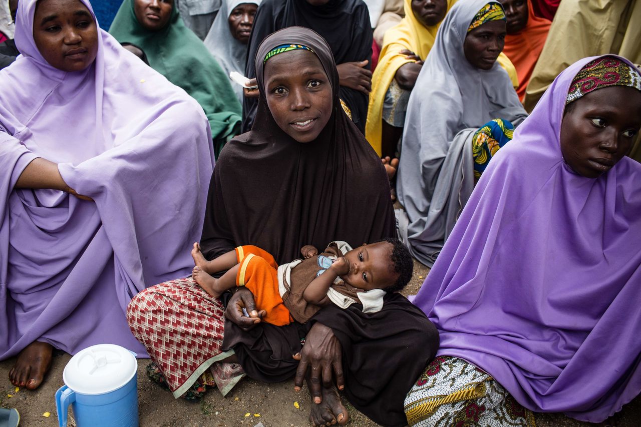 In Bui, Nigeria, a crowd gathers for Mercy Corps e-voucher distribution. Mercy Corps has gained access to cities and villages in Nigeria's south Borno state with large numbers of displaced people. 