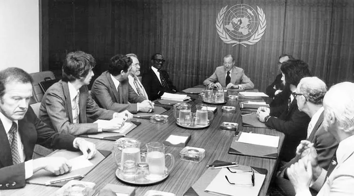 Em 14 de julho de 1978, Lee Speigel reuniu um grupo de especialistas militares, científicos e psicológicos para se encontrar com o Secretário-Geral das Nações Unidas, Kurt Waldheim, juntamente com outros funcionários da ONU. CORTESIA DE LORRAINE SIMONE