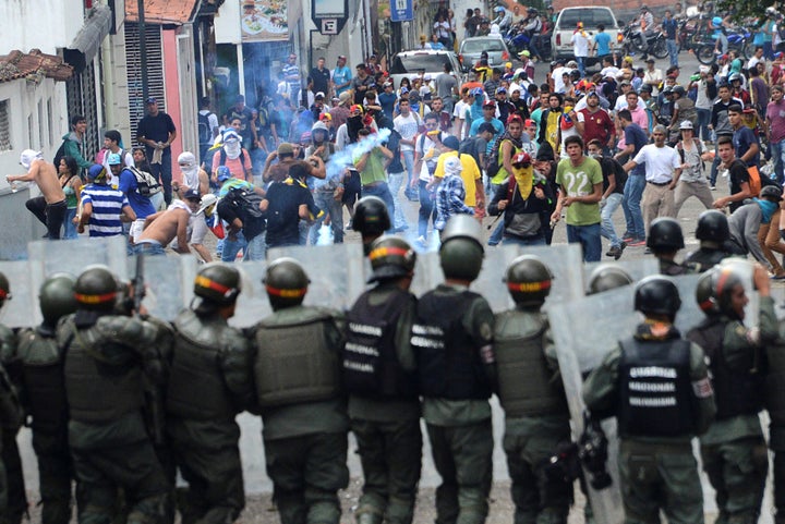 Demonstrators clash with members of Venezuelan National Guard during a rally demanding a referendum to remove Venezuela's President Nicolas Maduro, in San Cristobal, Venezuela October 26, 2016