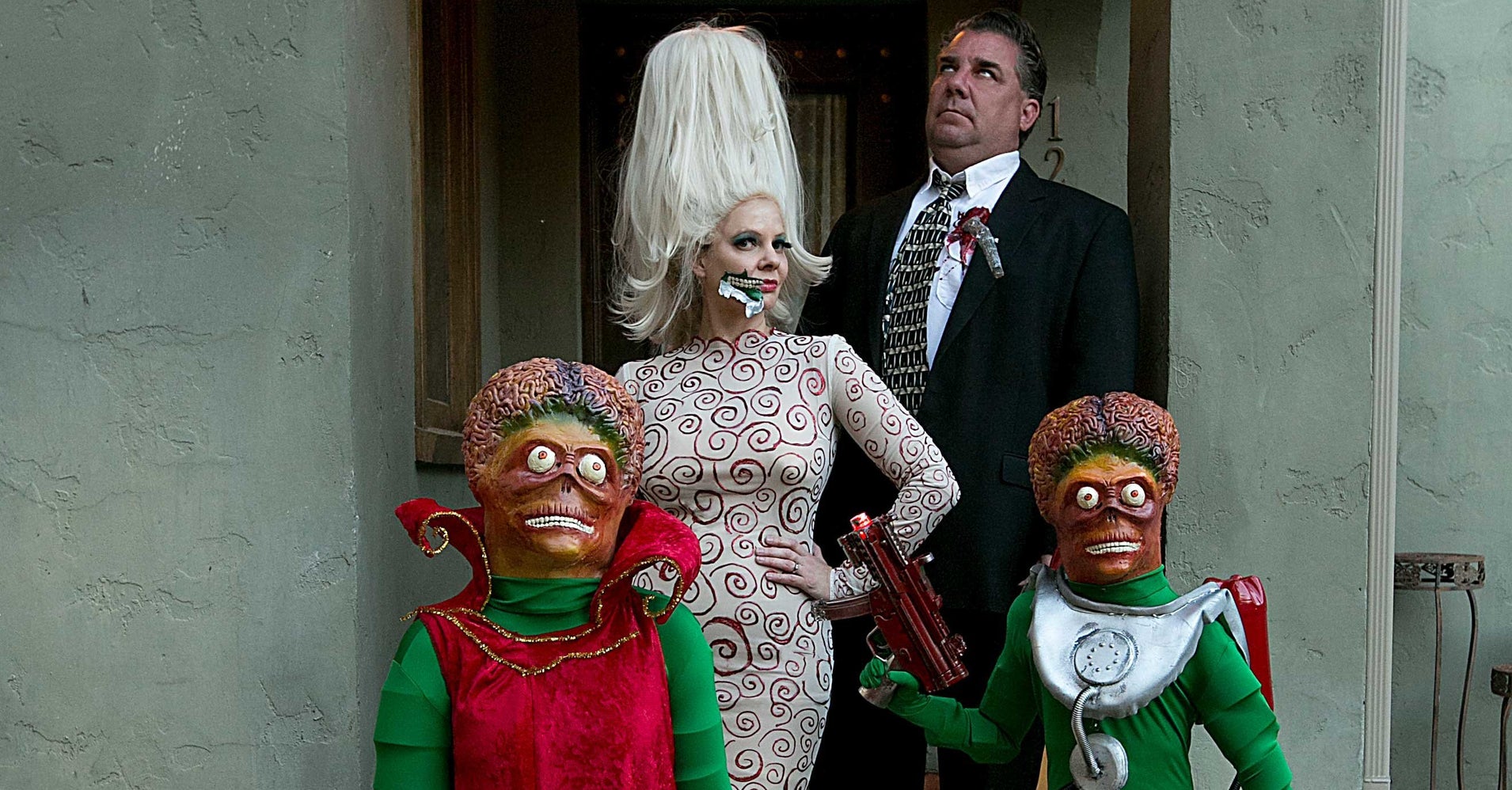 Family Pays Tribute To �Mars Attacks� With Epic Halloween Costume